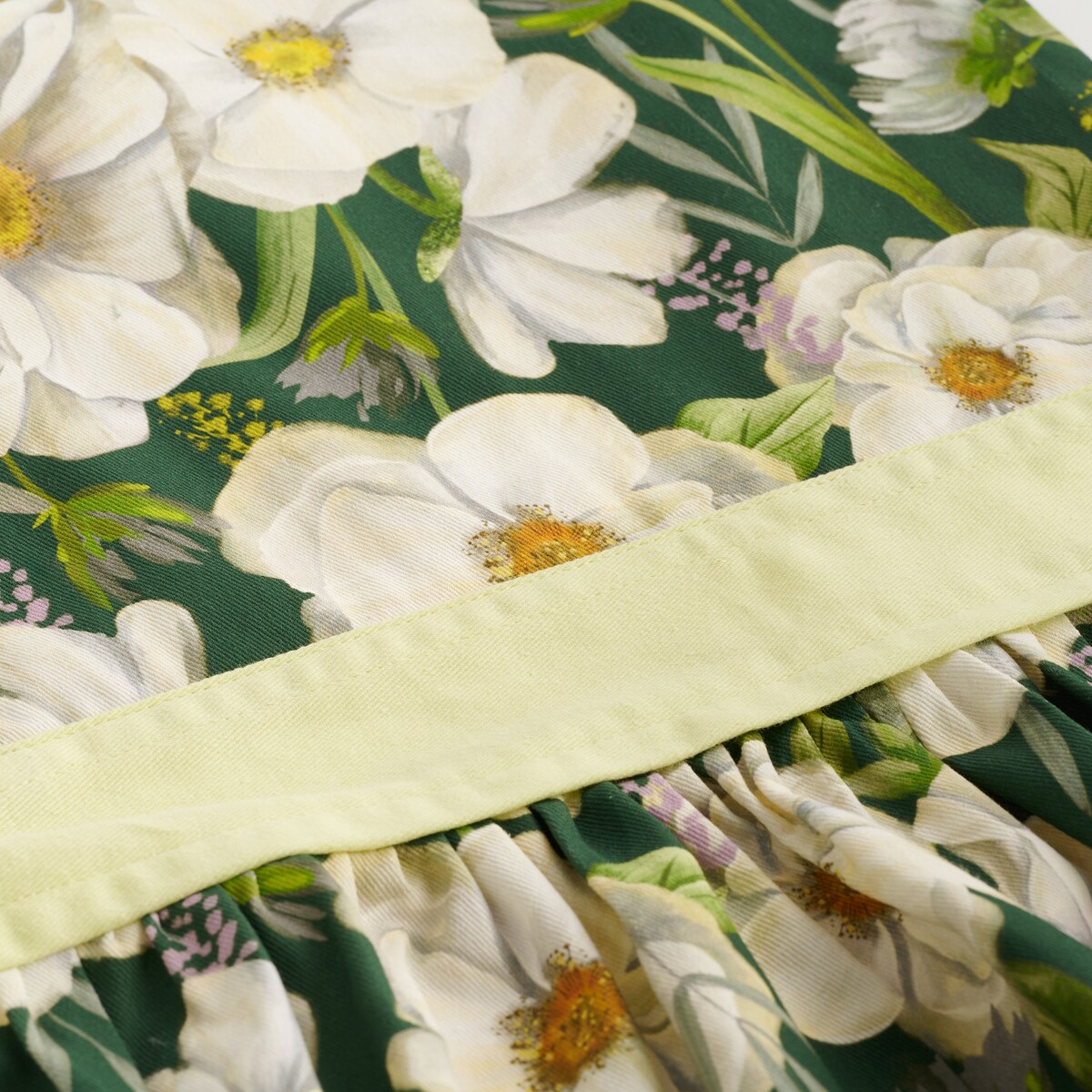 Fartuch Emeris 142x90 cm z motywem kwiatowym