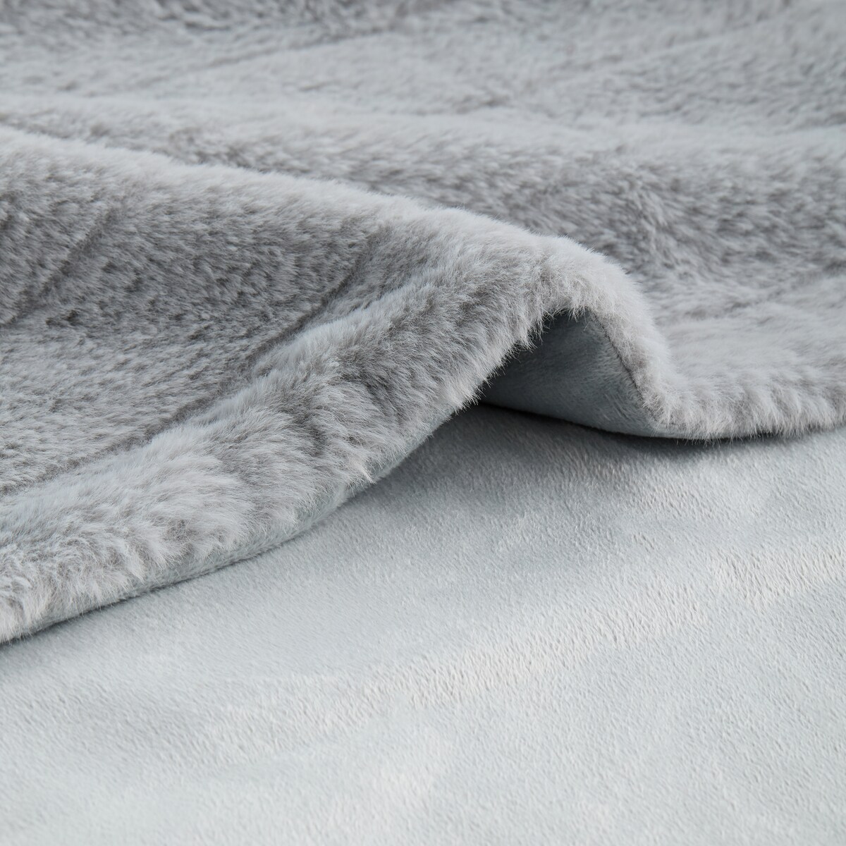 Jednokolorowa futrzana narzuta na łóżko Classolo 180x200 cm