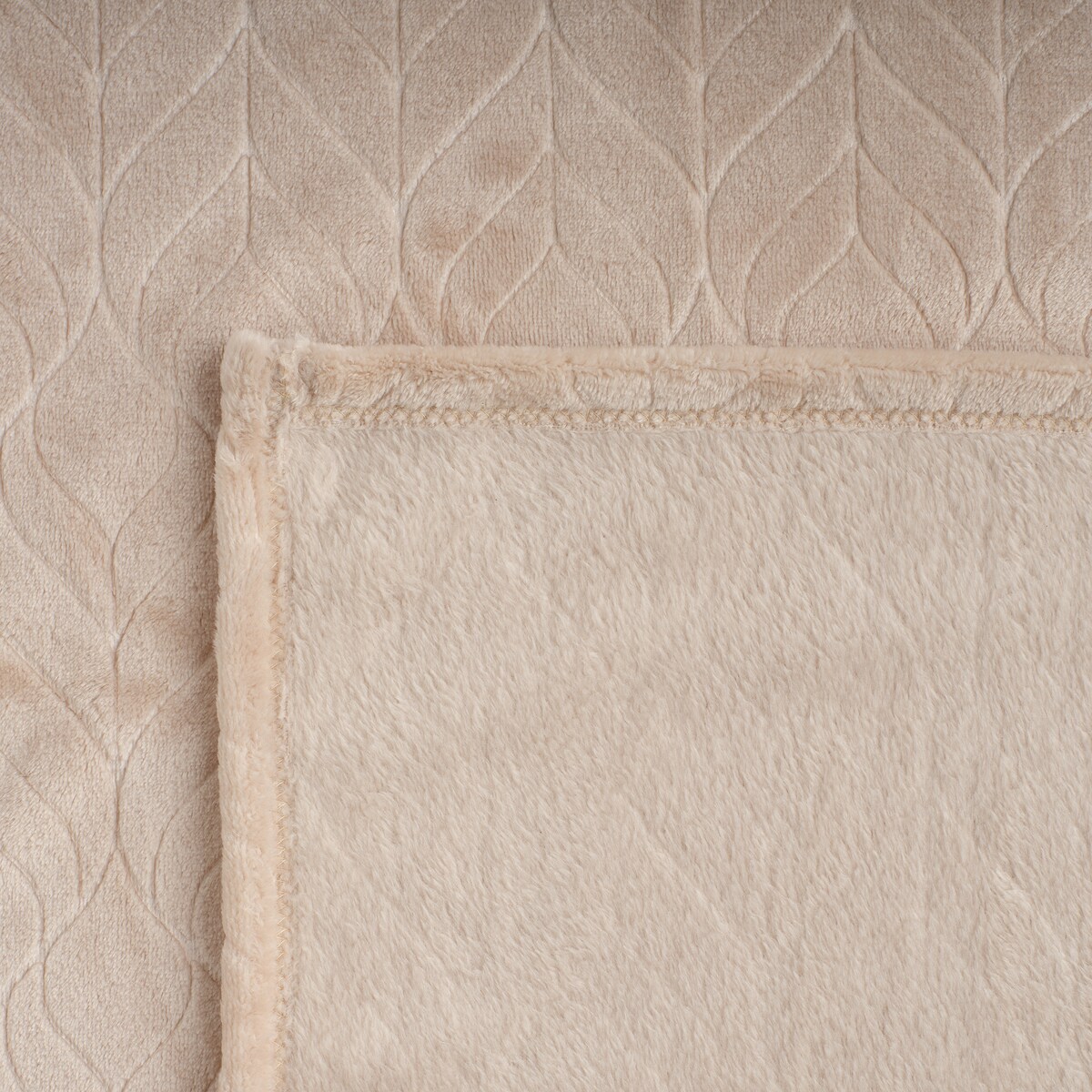 Jednokolorowy koc z wytłoczonym wzorem Violineos 150x200 cm z motywem arabeski