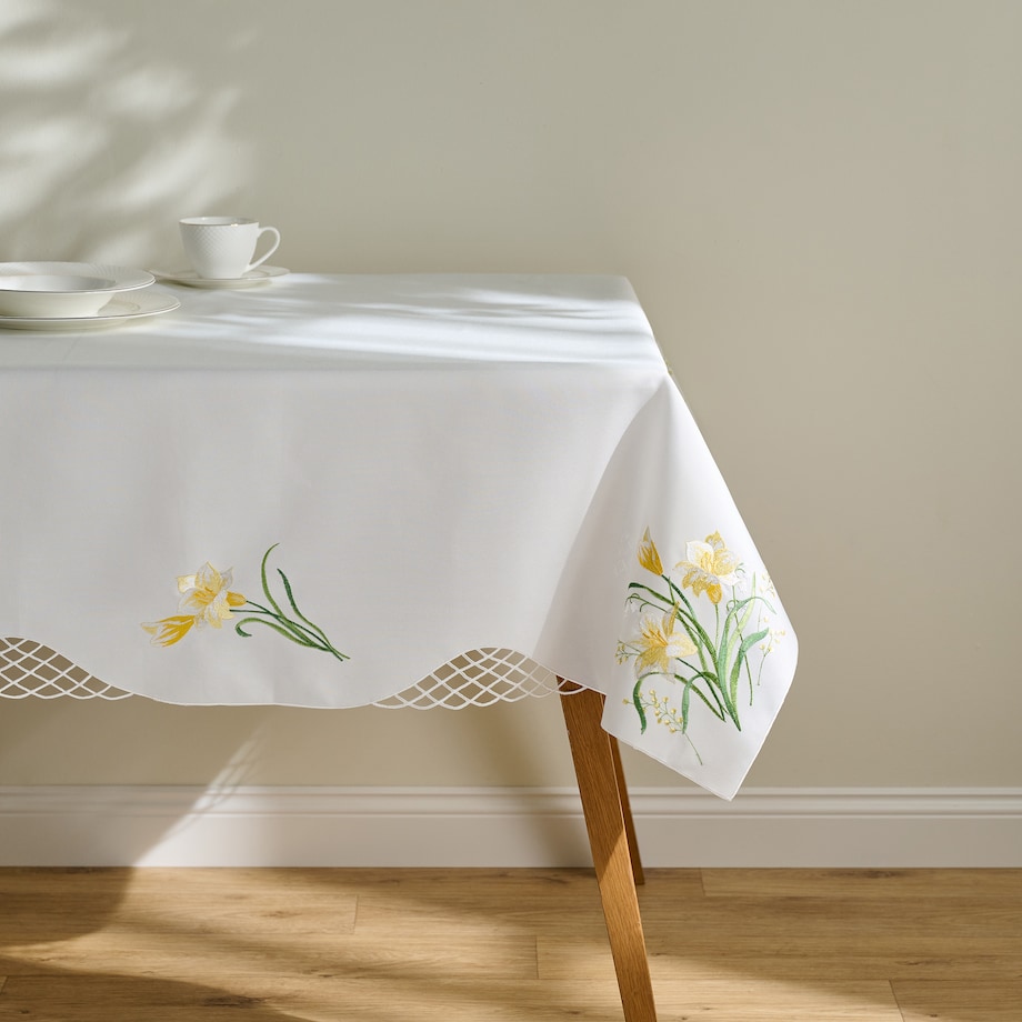 Obrus Haftowany Dafodil 145x220 cm z motywem kwiatowym