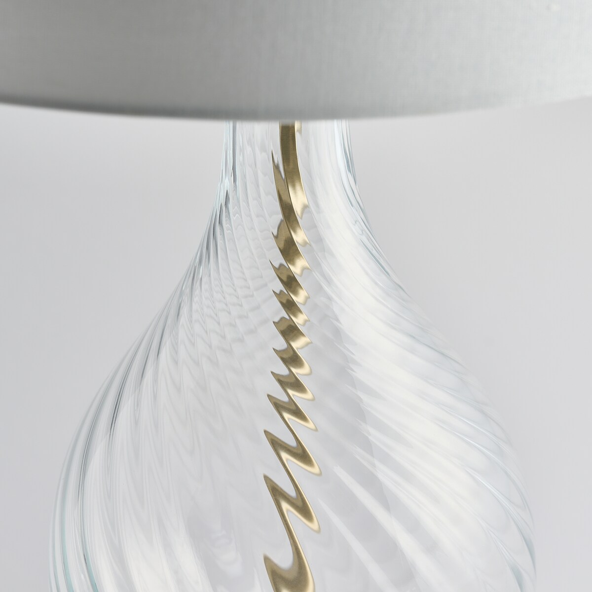 lampa stołowa ze szklaną podstawą kortina