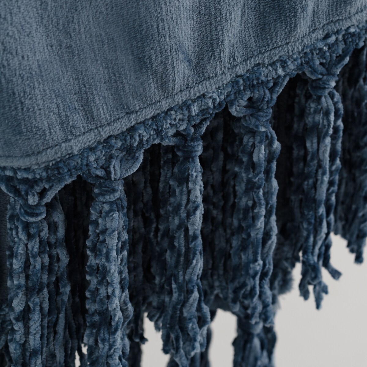 Jednokolorowy koc Tassels 130x170 cm