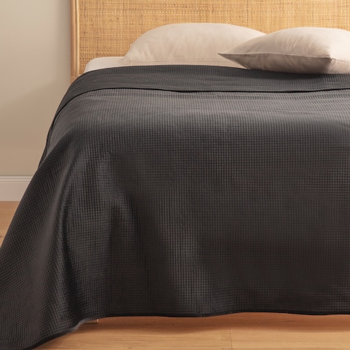 Jednokolorowa narzuta na łóżko z wytłoczonym wzorem Pontoso 200x220 cm