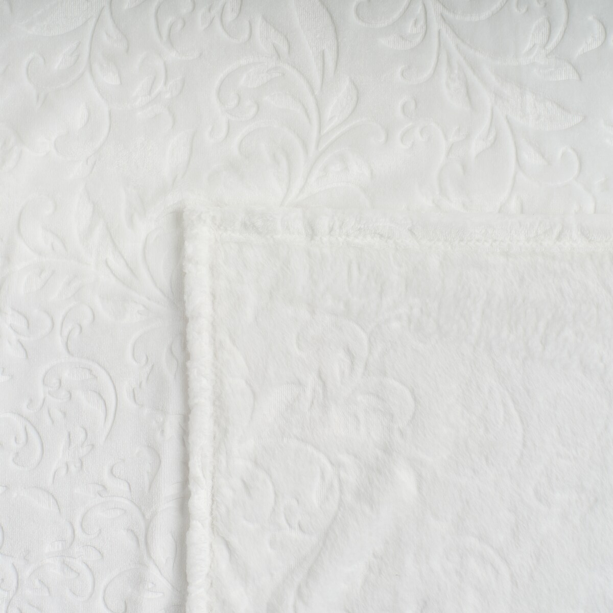 Jednokolorowy koc z wytłoczonym wzorem Conosinos 150x200 cm z motywem arabeski