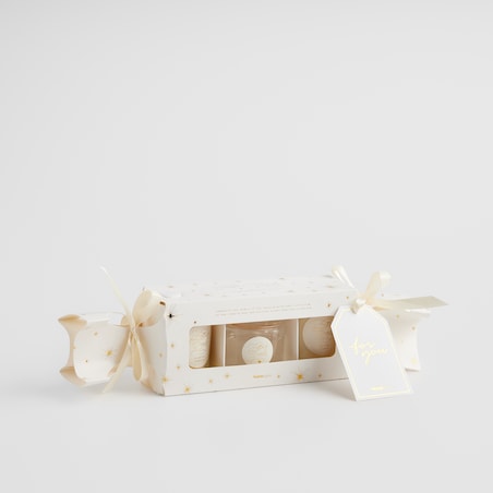 Zestaw świec i odświeżacza cuksi w opakowaniu prezentowym