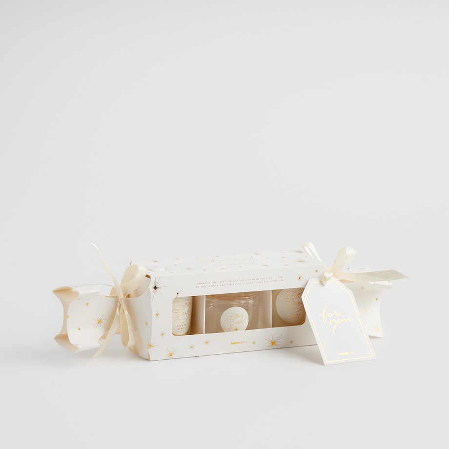 Zestaw świec i odświeżacza cuksi w opakowaniu prezentowym