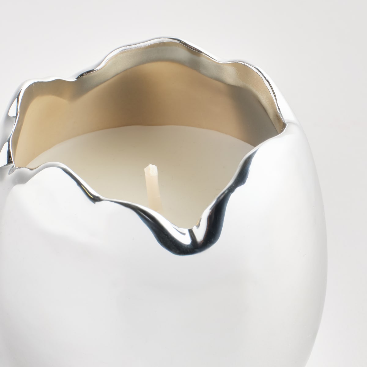 Świeca Eggshello z motywem skorupki