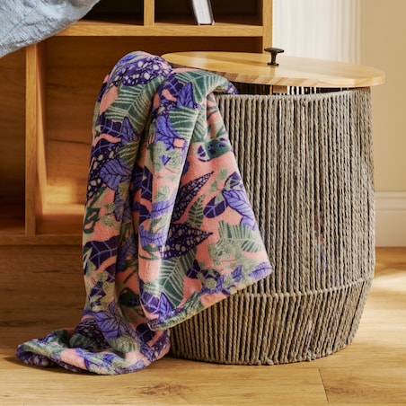 pleciony kosz na pranie z drewnianą pokrywką anielii