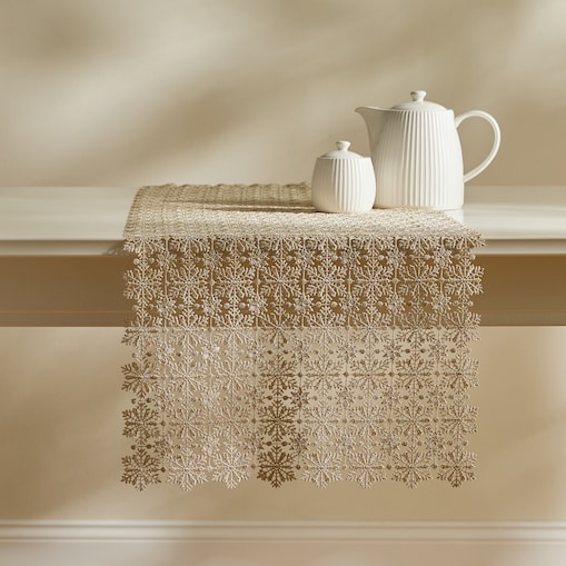 Bieżnik koronkowy Santar 40x180 cm z motywem śnieżynki
