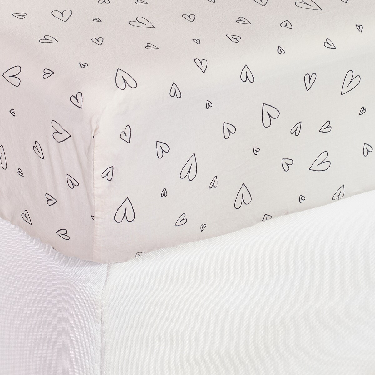 Prześcieradło z bawełny satynowej z gumką Malorinka 180x200 cm z motywem serc