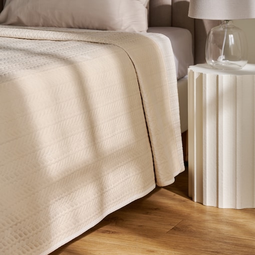 Jednokolorowa narzuta na łóżko z wytłoczonym wzorem w kratę Jaltis 200x220 cm