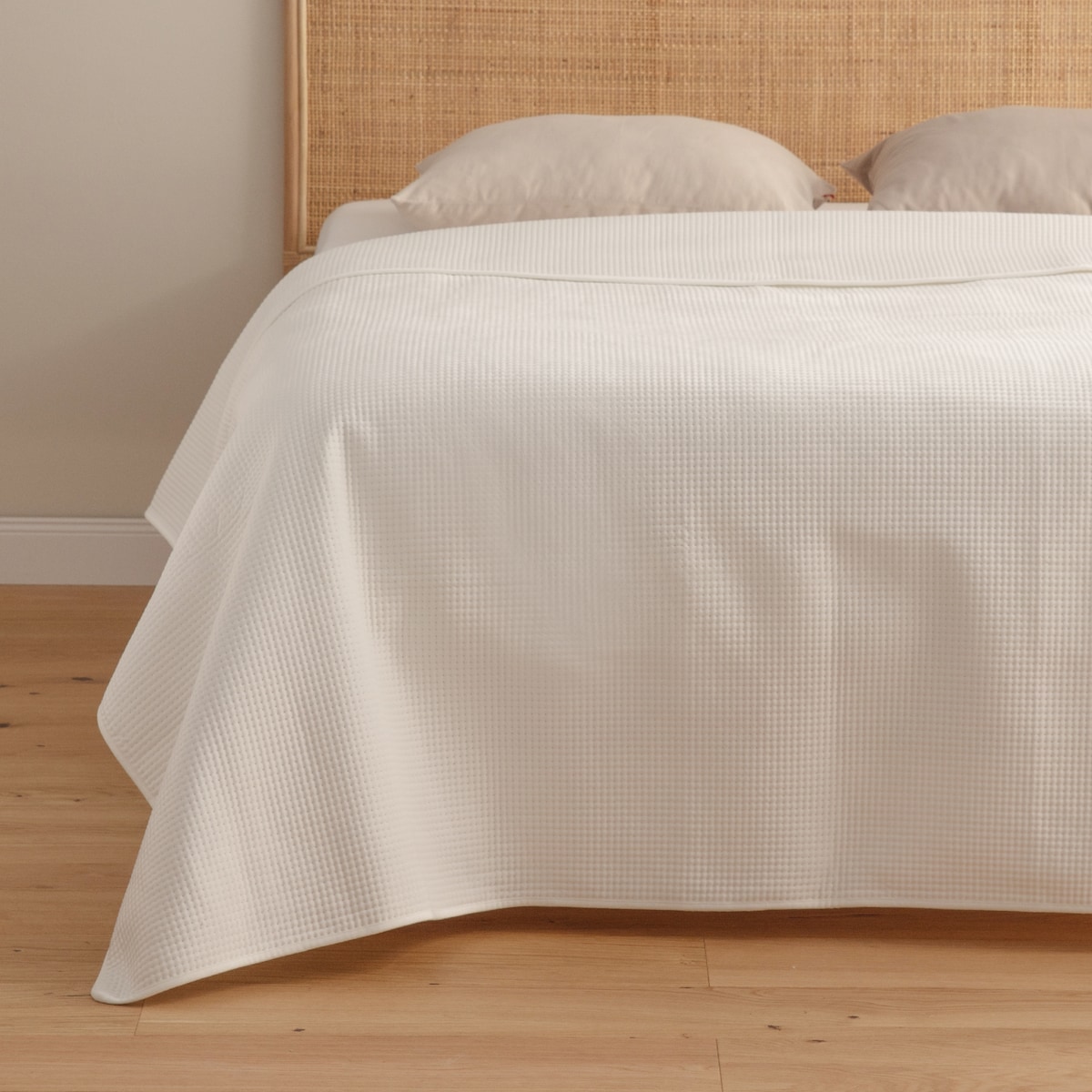 Jednokolorowa narzuta na łóżko z wytłoczonym wzorem Pontoso 200x220 cm