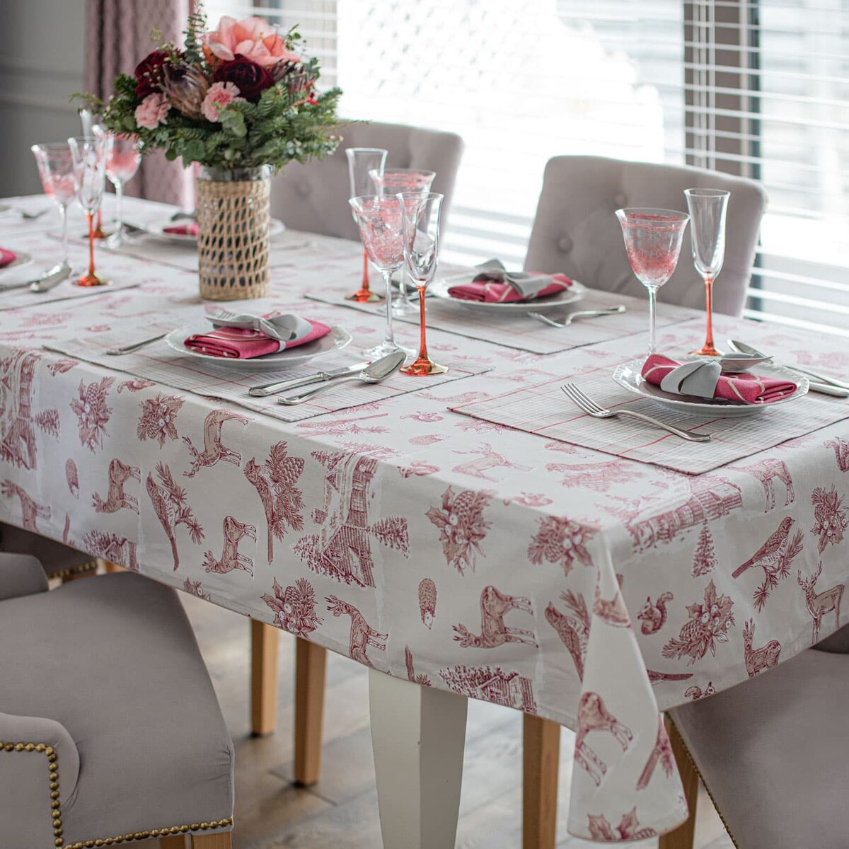 Obrus w stylu francuskim Toile de Jouy Red Forest – 140 × 200 cm