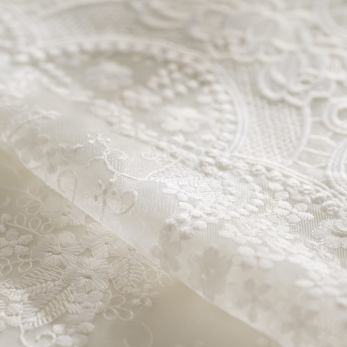 Serweta koronkowa Lirio 80x80 cm z motywem kwiatowym