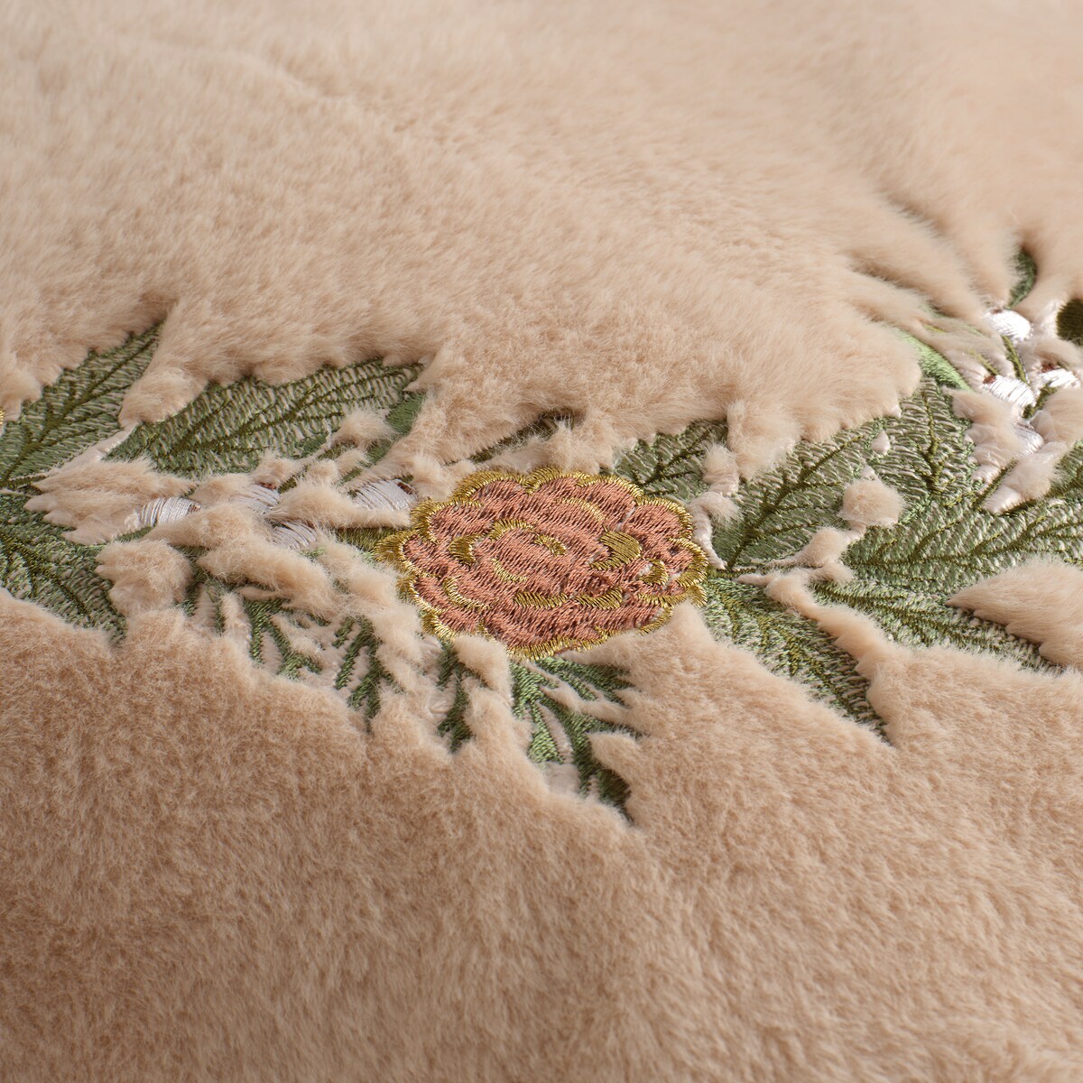 Poszewka Futrzana Pinfurra 45x45 cm z motywem szyszki