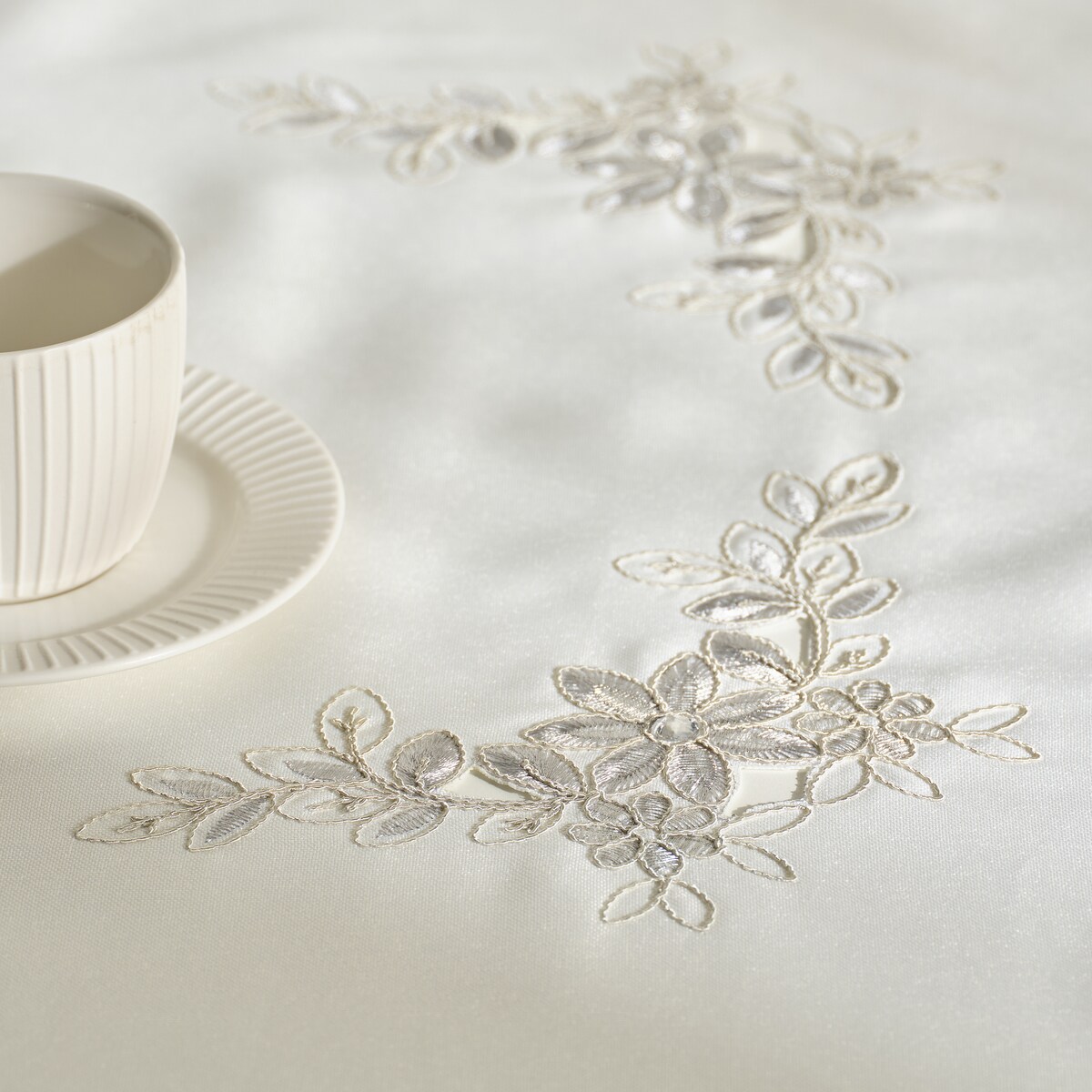 Obrus Adelaida2 130x174 cm z wzorem kwiatowym