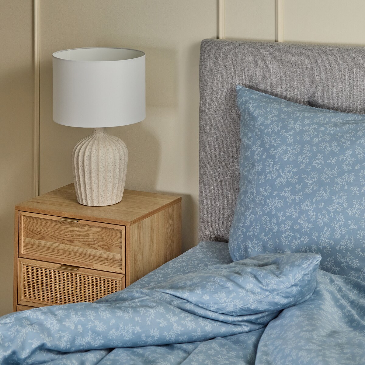 Prześcieradło z bawełny satynowej z gumką Rosmarin 180x200 cm z motywem roślinnym