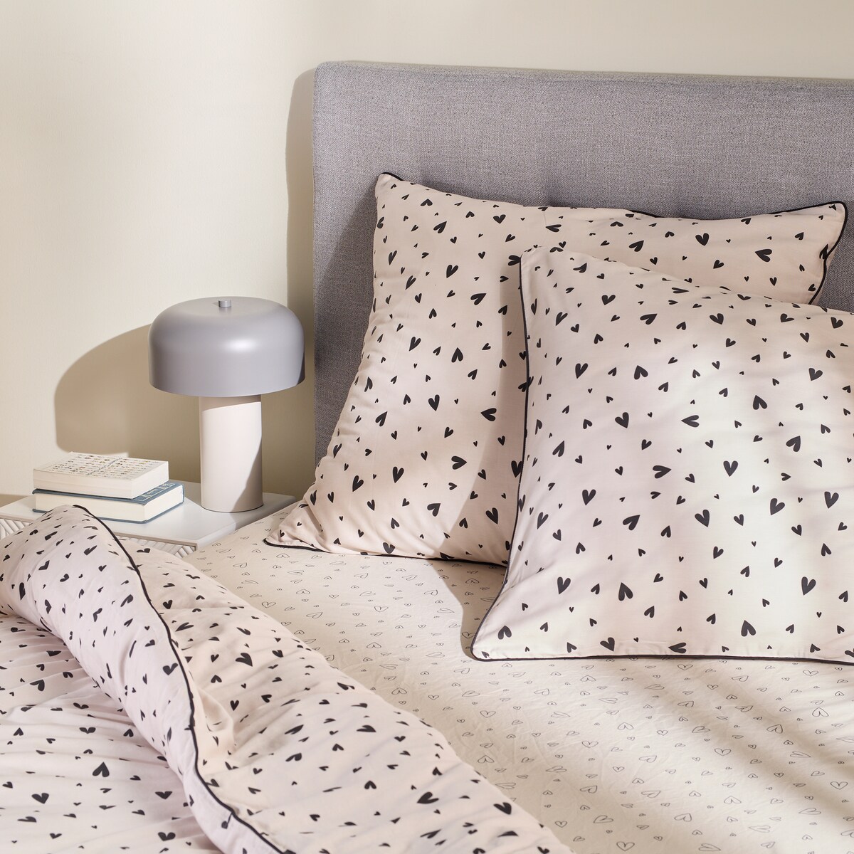 Pościel z bawełny satynowej z lamówką Malorina 200x220 cm z motywem serc