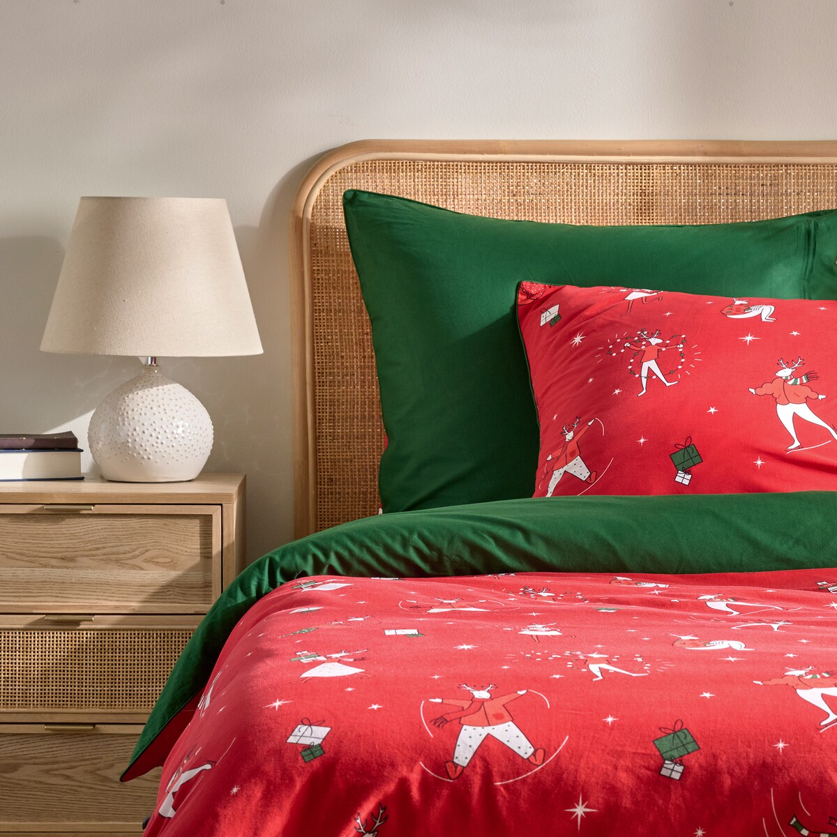 Pościel bawełniana z lamówką Olinerini 160x200 cm z motywem renifera