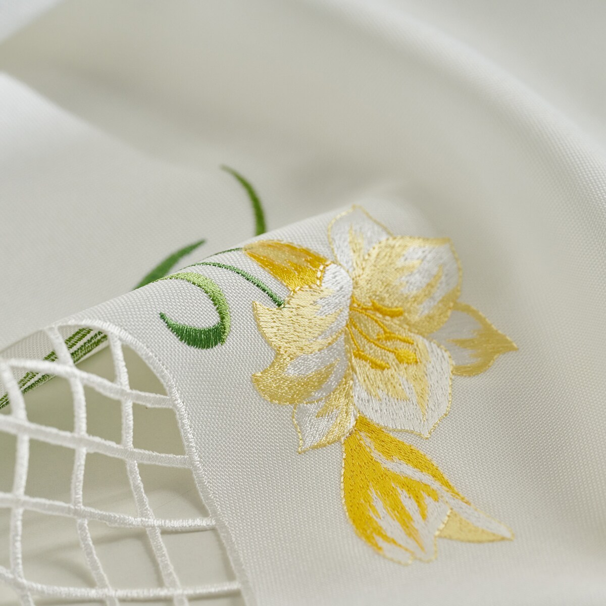 Serweta Haftowana Dafodil 80x80 cm z motywem kwiatowym