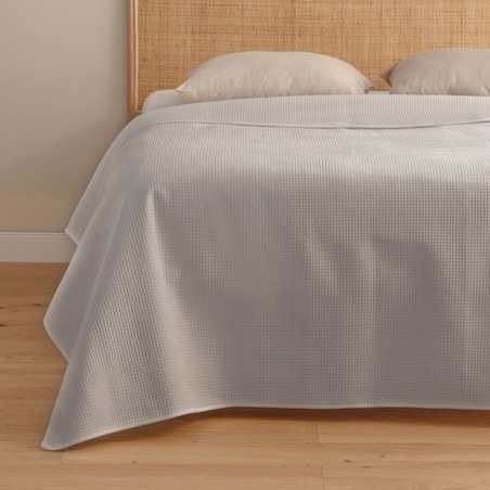 Jednokolorowa narzuta na łóżko z wytłoczonym wzorem Pontoso 200x220 cm