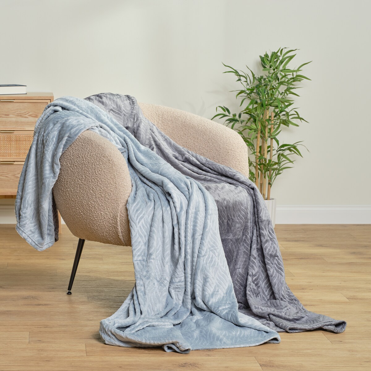 Jednokolorowy koc z wytłoczonym wzorem Esme 150x200 cm