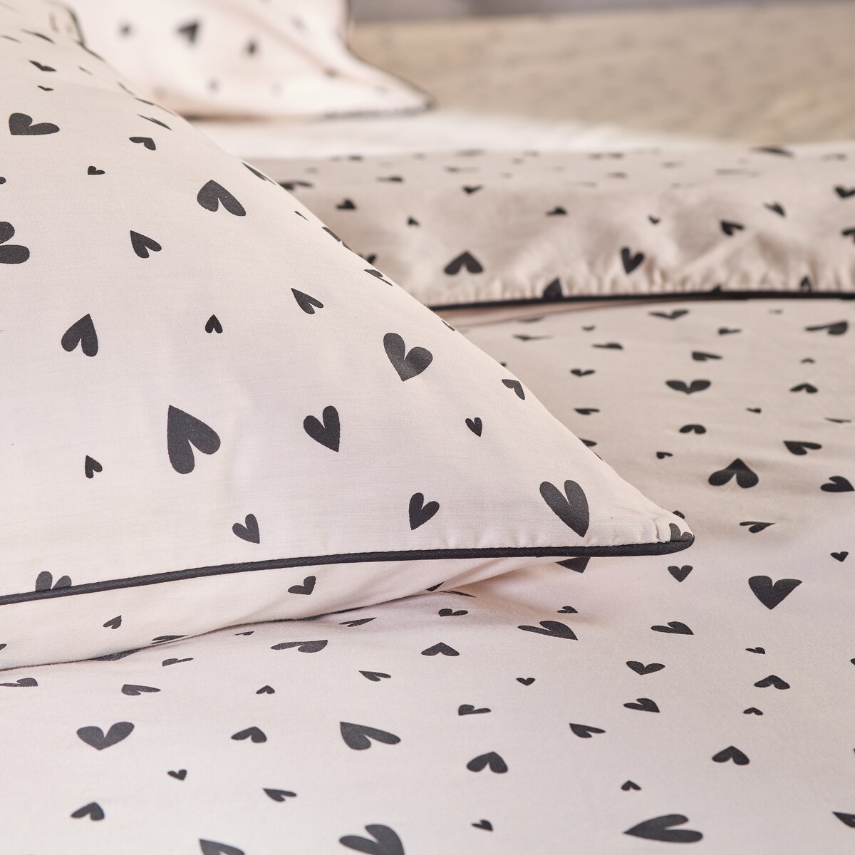 Pościel z bawełny satynowej z lamówką Malorina 200x220 cm z motywem serc