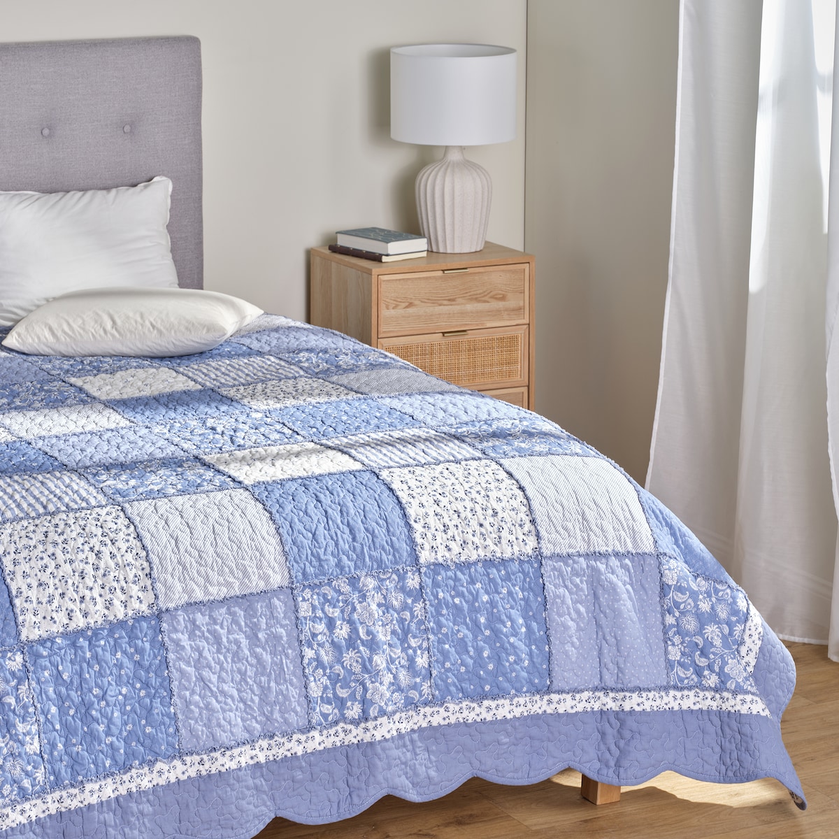 Patchwork narzuta na łóżko Cottage 200x220 cm z motywem kwiatowym