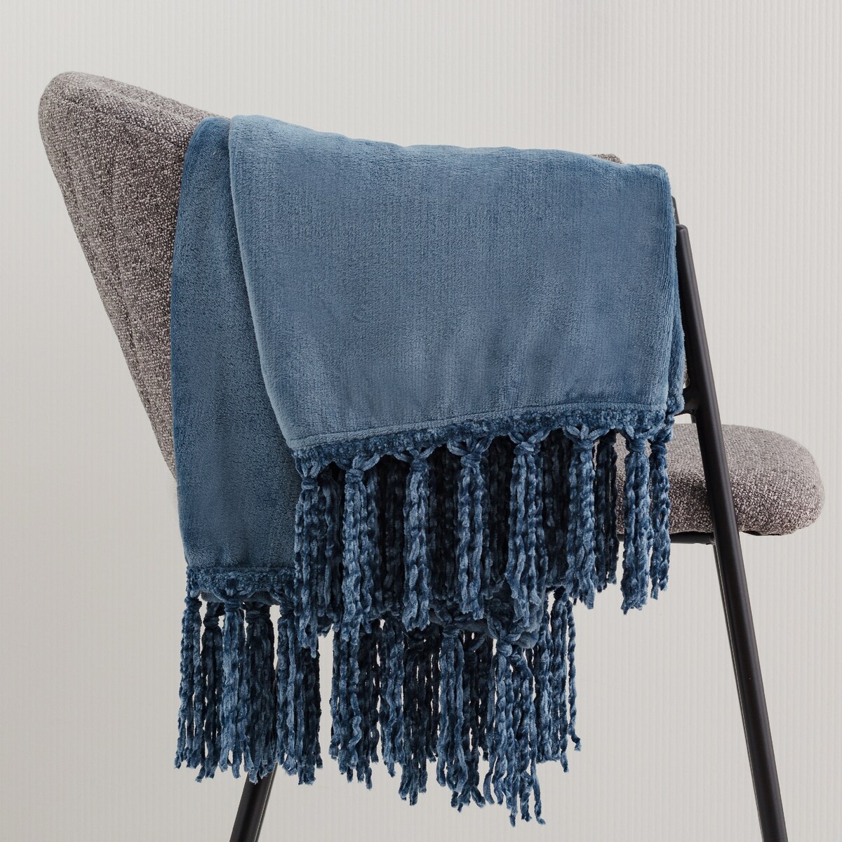 Jednokolorowy koc Tassels 130x170 cm