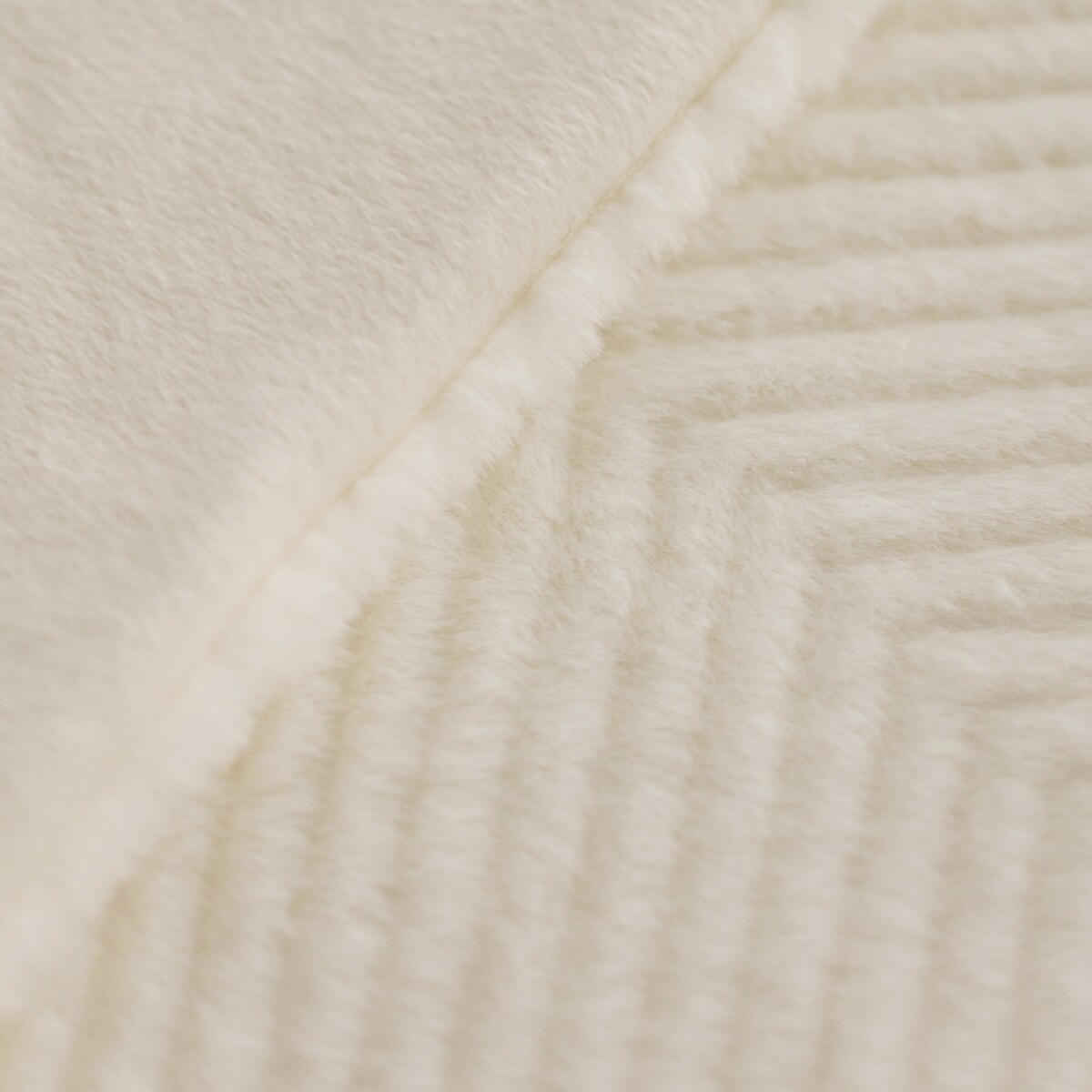 Narzuta Futrzana Przeszywana w Geometryczny Wzór Abraco 200x220 cm