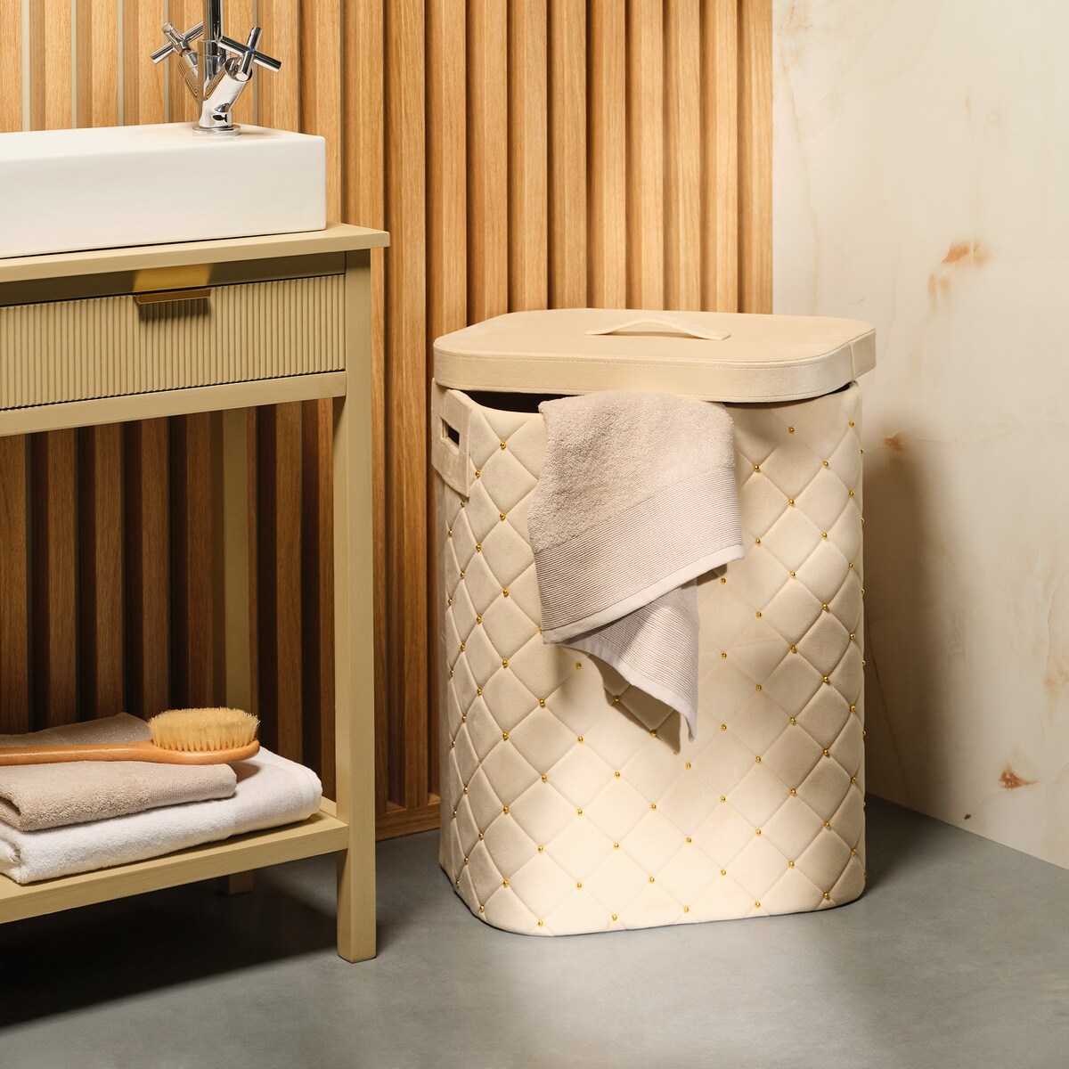 Pikowany kosz na pranie z weluru nappy 65 l