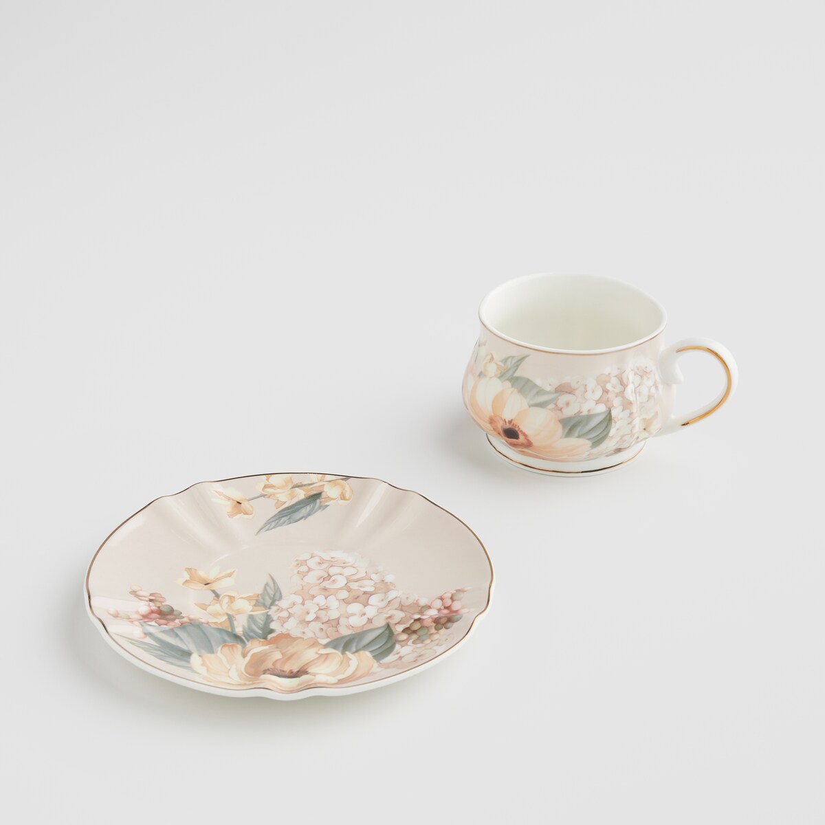 Filiżanka ze spodkiem w kwiaty Amorette