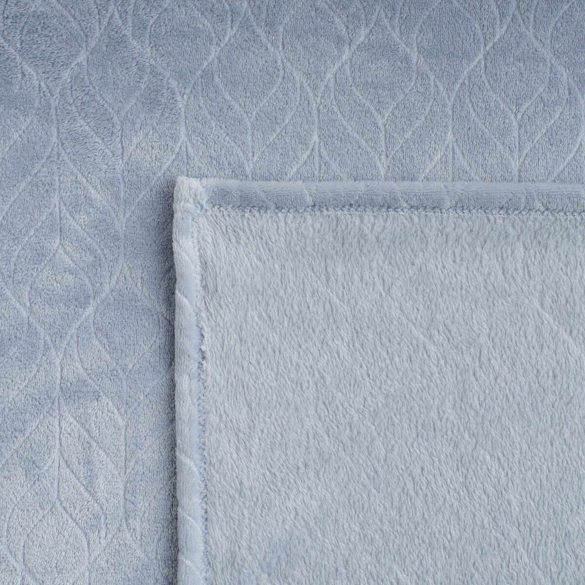 Jednokolorowy koc z wytłoczonym wzorem Violineos 150x200 cm z motywem arabeski