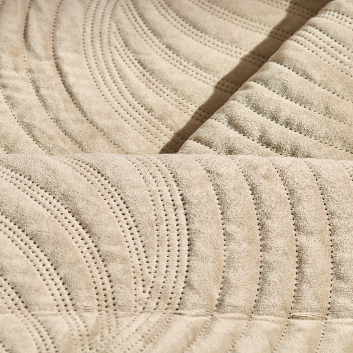 Jednokolorowa narzuta na łóżko z wytłoczonym wzorem Kaylin 200x220 cm