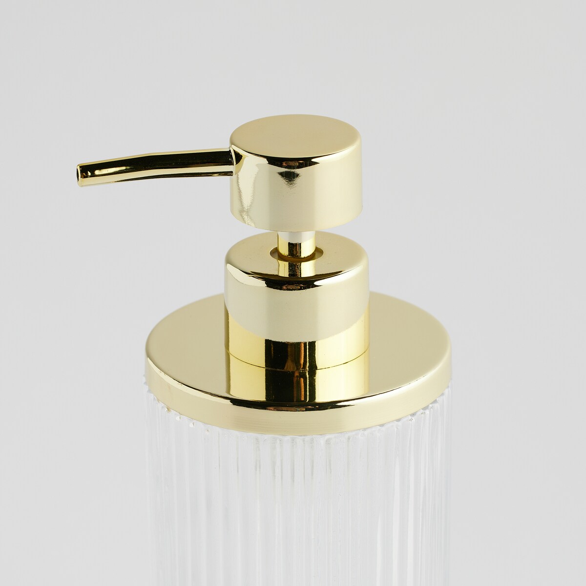 Dozownik łazienkowy z ryflowanego szkła zdobiony metalem marcella