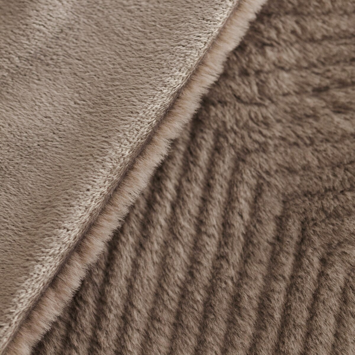 Narzuta Futrzana Przeszywana w Geometryczny Wzór Abraco 200x220 cm