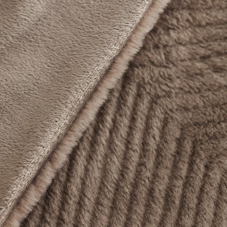 Narzuta Futrzana Przeszywana w Geometryczny Wzór Abraco 200x220 cm