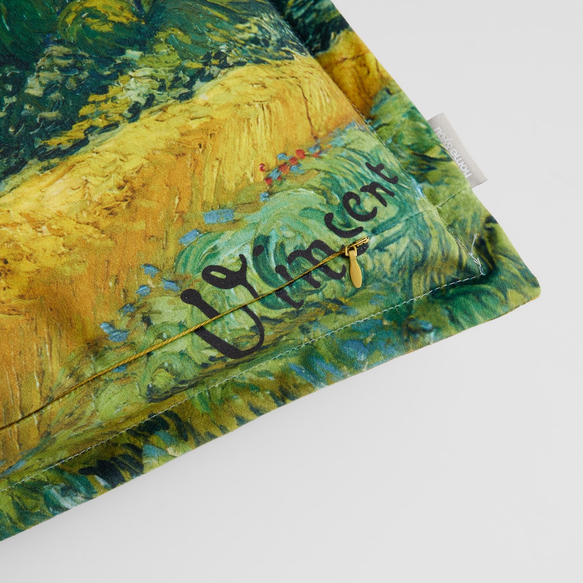 Poszewka z nadrukiem Wheatfield 45x45 cm z motywem z obrazu Vincenta van Gogha