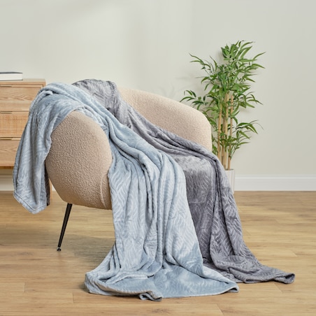 Jednokolorowy koc z wytłoczonym wzorem Esme 150x200 cm