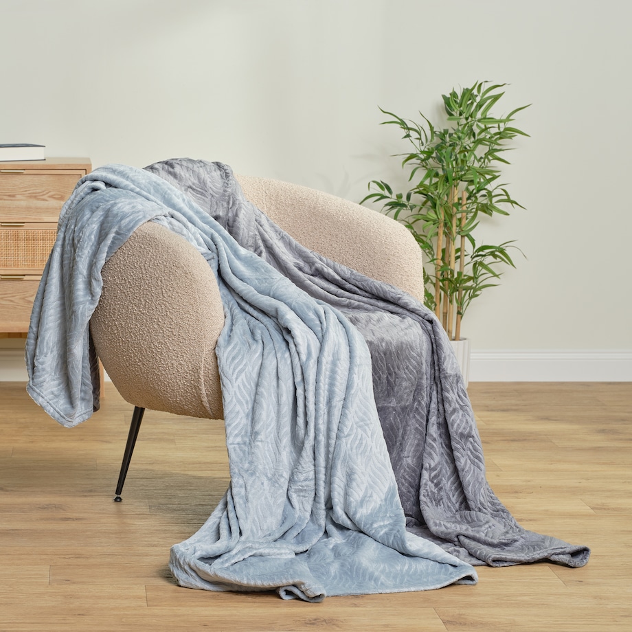 Jednokolorowy koc z wytłoczonym wzorem Esme 150x200 cm