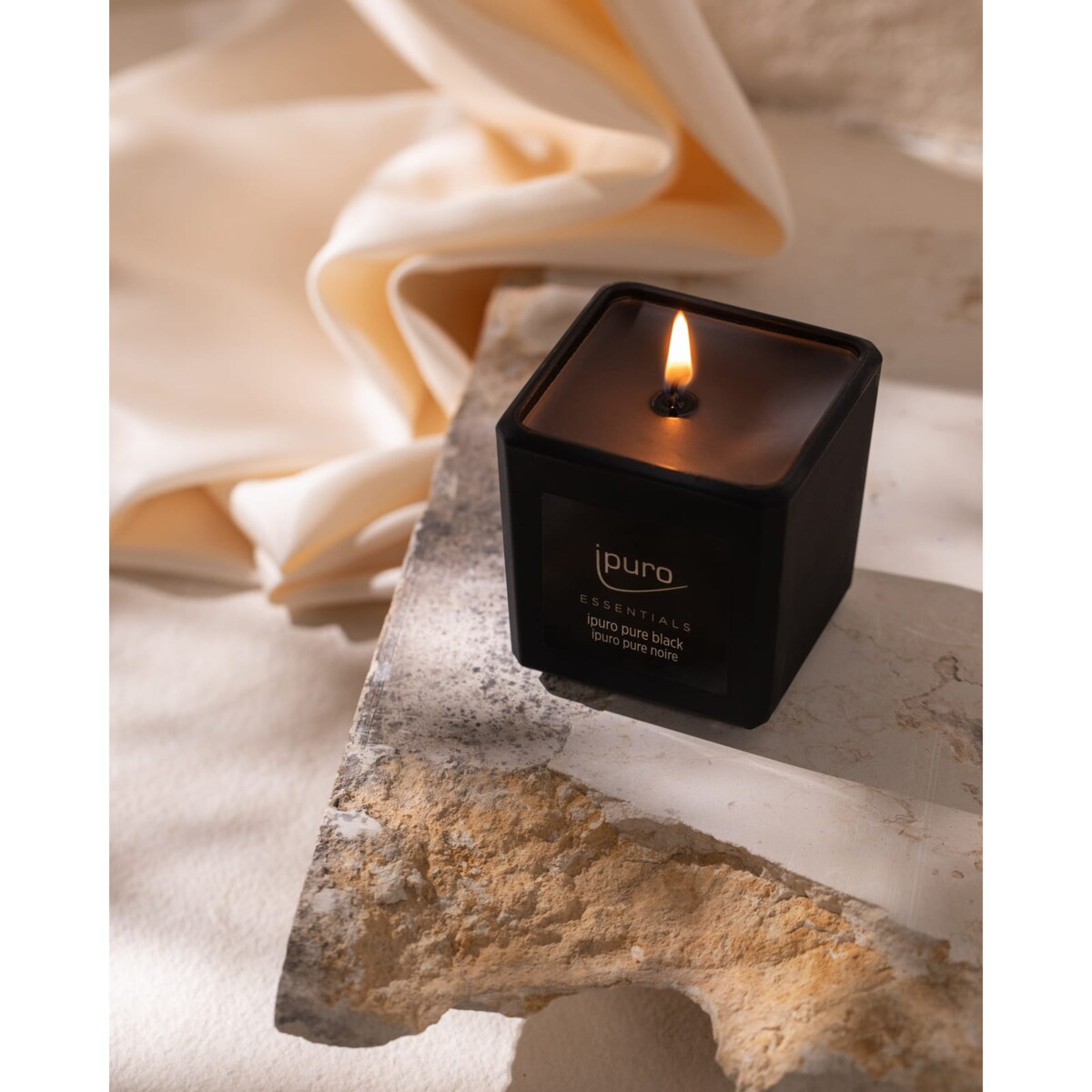 Świeca zapachowa ipuro ESSENTIALS Pure Black 125 g