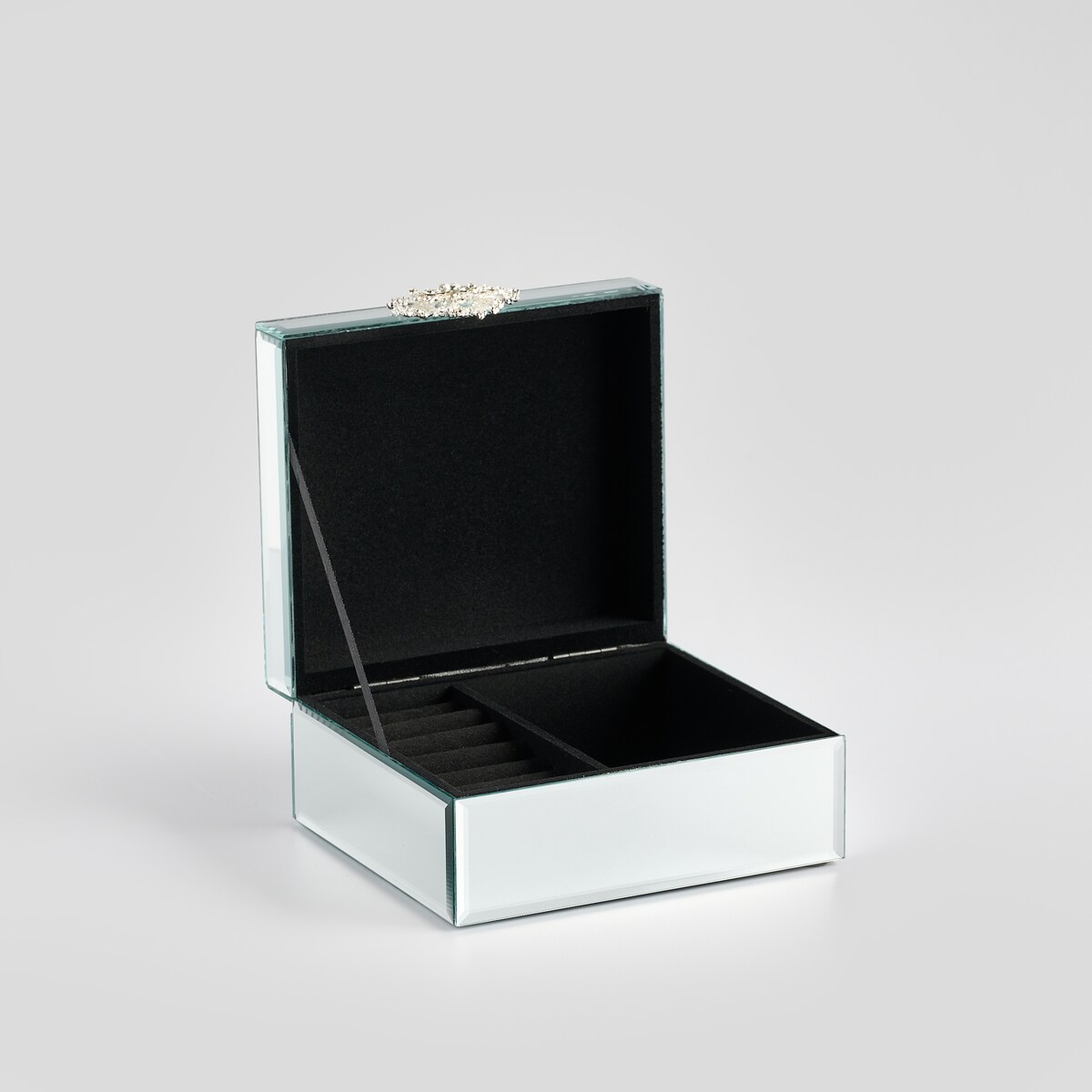 Szklana szkatułka na biżuterię z ozdobnym zapięciem mirro