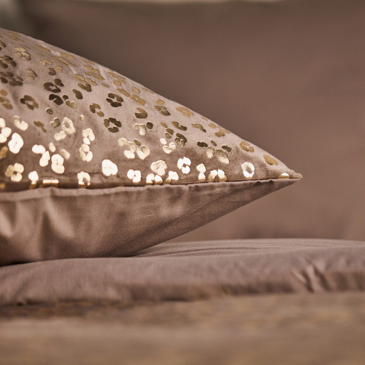 Pościel welwetowa ze złotym nadrukiem Panterin 200x220 cm