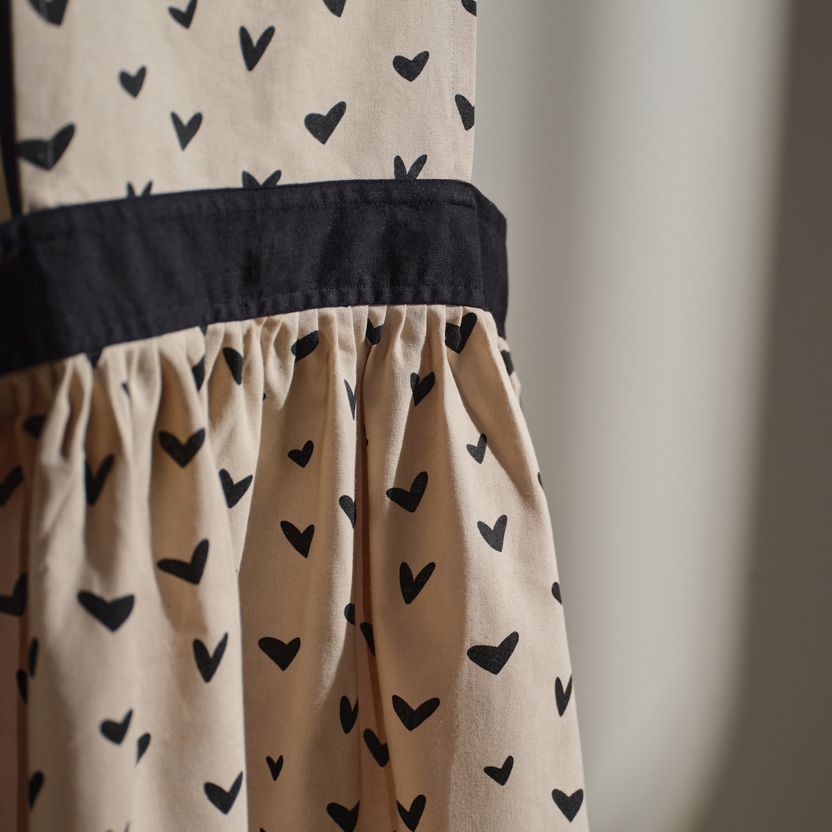 Fartuch Mallory 142x90 cm z motywem serc