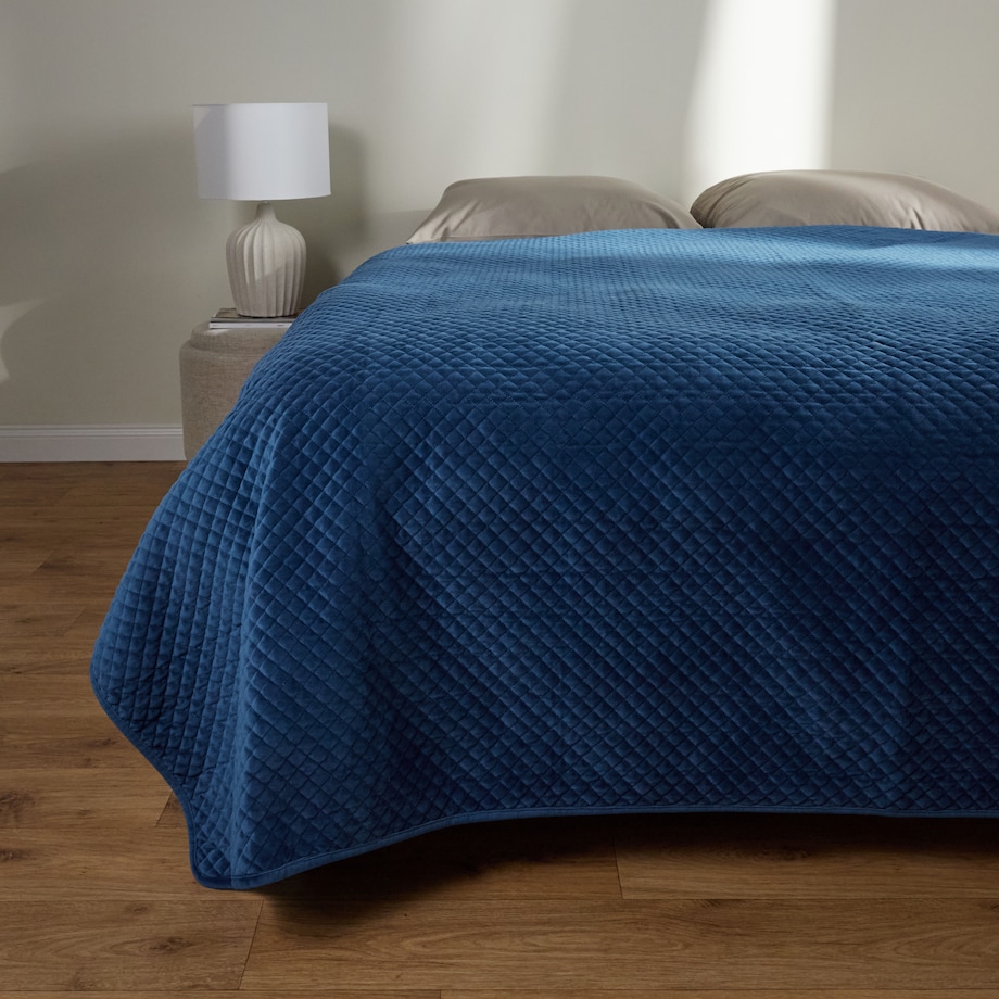 Jednokolorowa narzuta na łóżko z przeszywanym wzorem Plums 200x220 cm
