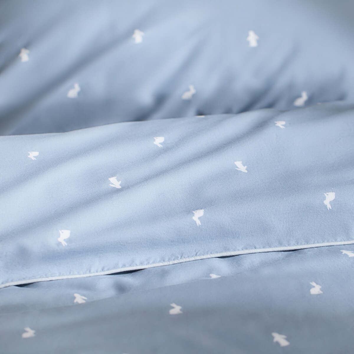 Pościel bawełniana z lamówką Leveriso 200x220 cm z motywem królika