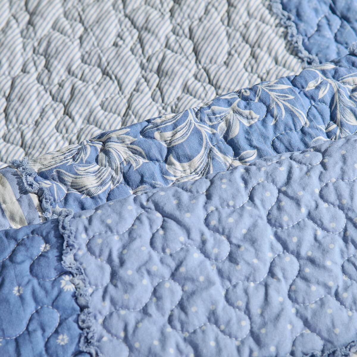 Patchwork narzuta na łóżko Cottage 200x220 cm z motywem kwiatowym