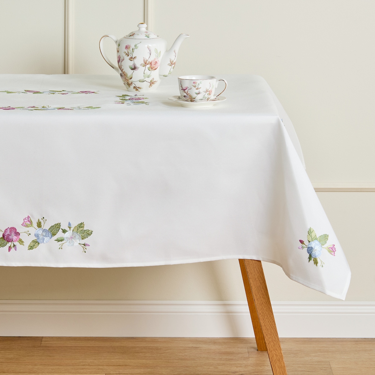 Obrus Haftowany Pansisa 145x300 cm z motywem kwiatowym