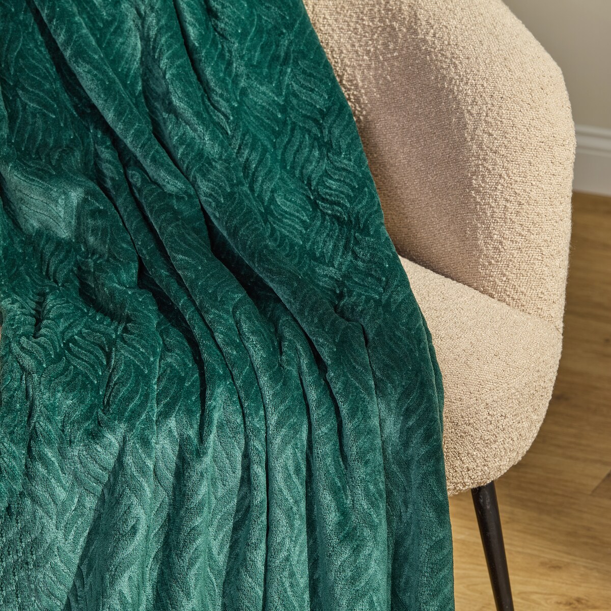 Jednokolorowy koc z wytłoczonym wzorem Esme 150x200 cm