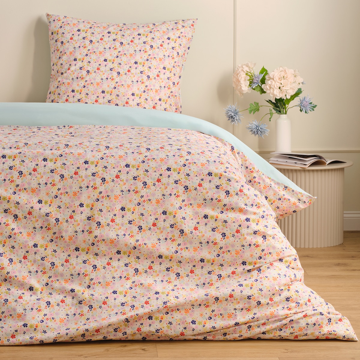 Prześcieradło z mikrofibry z gumką Bloomi 140x200 cm z motywem kwiatowym